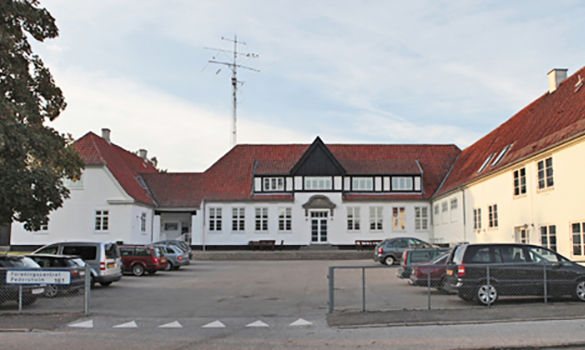 Indgang til Pedersholm og parkeringsplads.